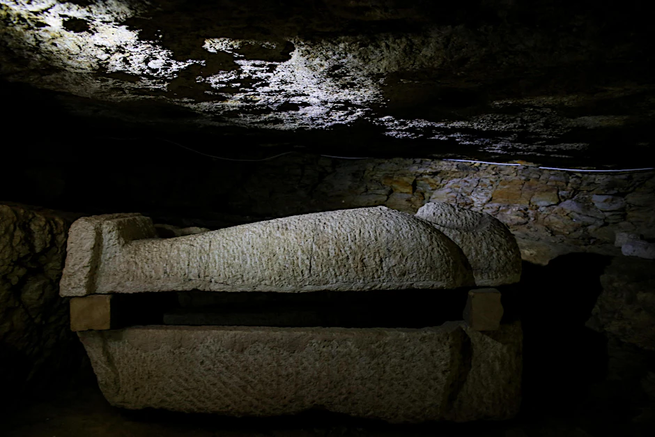 Einer der rund 40 Sarkophage, die in der 2500 Jahre alten, neu entdeckten Totenstadt liegen.
