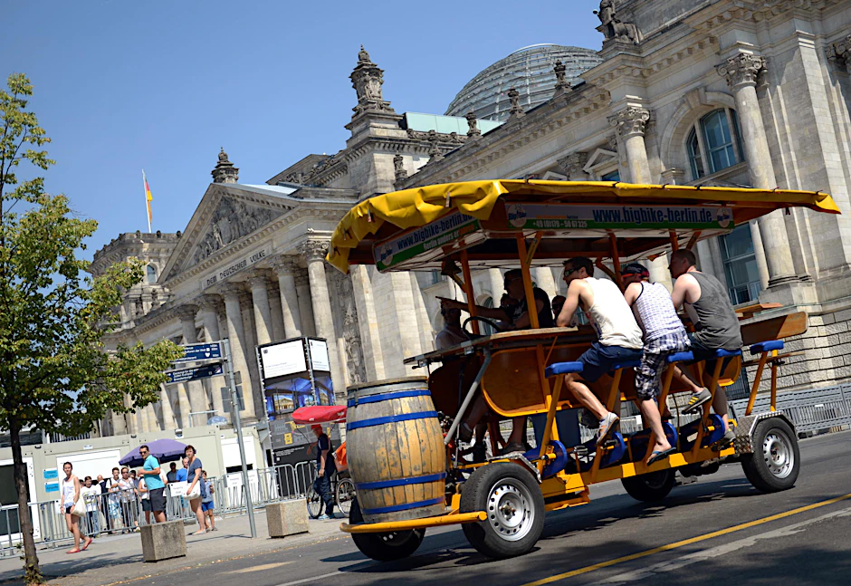 Für Gäste ein großer Spaß, für Tourismusmanager ein großes Ärgernis: Bierbikes fahren durch die Innenstadt. 