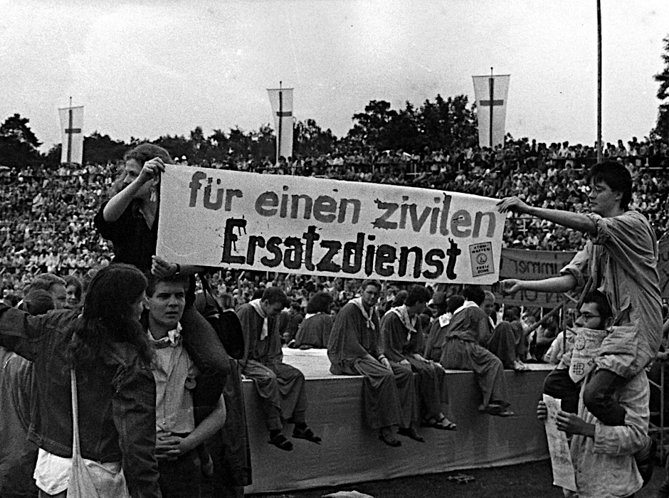 Zur Abschlussveranstaltung des offiziellen Kirchentags am 26. Juni 1987 demonstrierten etwa 300 Teilnehmer des Kirchentags von Unten mit eigenen Plakaten und Spruchbändern.