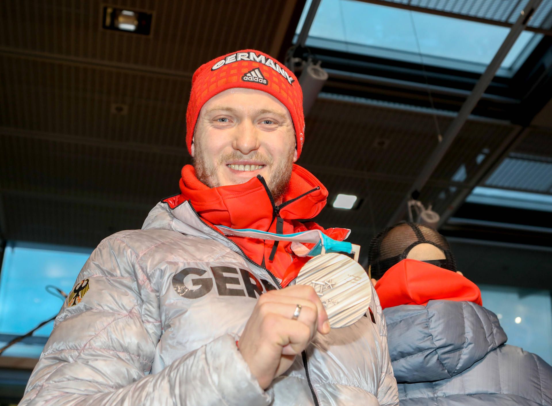 Frank Hördler zeigt stolz die Silbermedaille von Pyeongchang.