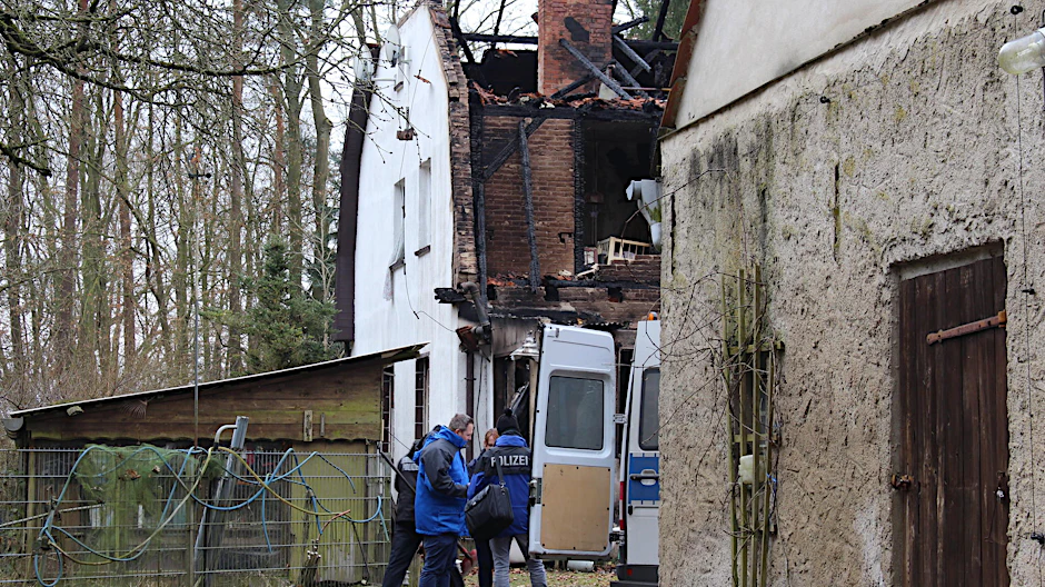 In diesem Haus fanden die Retter zwei Personen leblos auf.