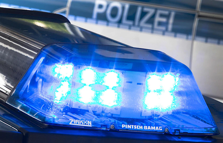 Blaulicht auf dem Dach eines Polizeiwagens. (Symbolbild)