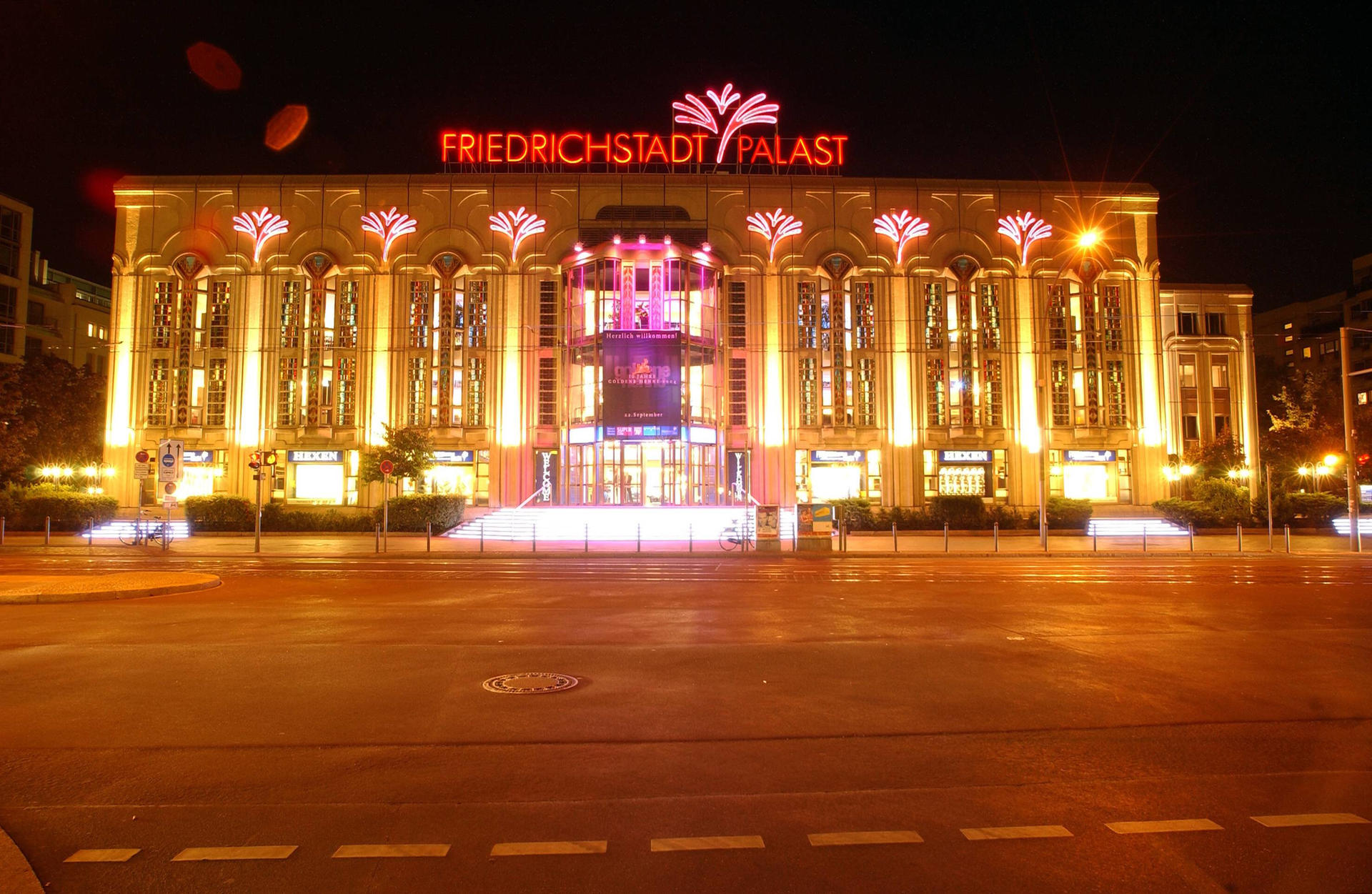 Image - Friedrichstadt-Palast: Hutmacher Philip Treacy gestaltet die neue Show "Vivid"