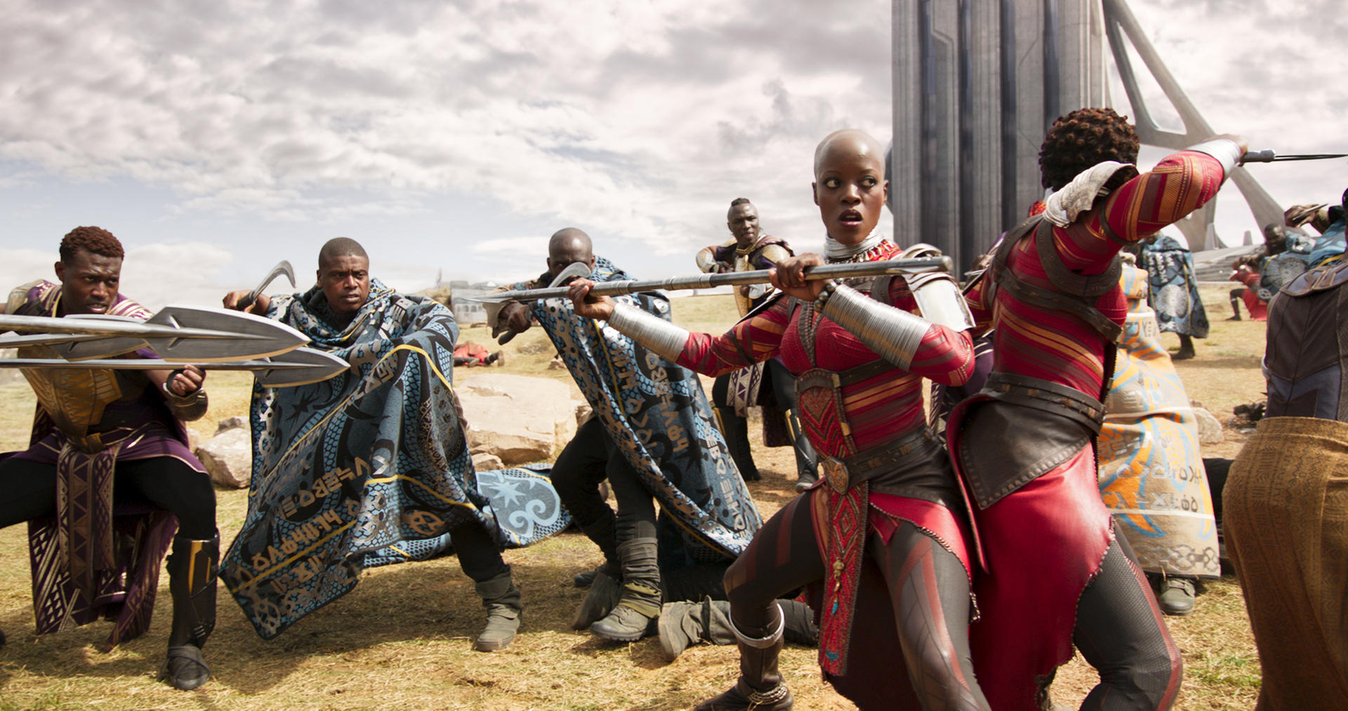 Florence Kasumba (2. v. r.): Die deutsche Schauspielerin als Ayo in „Black Panther“.