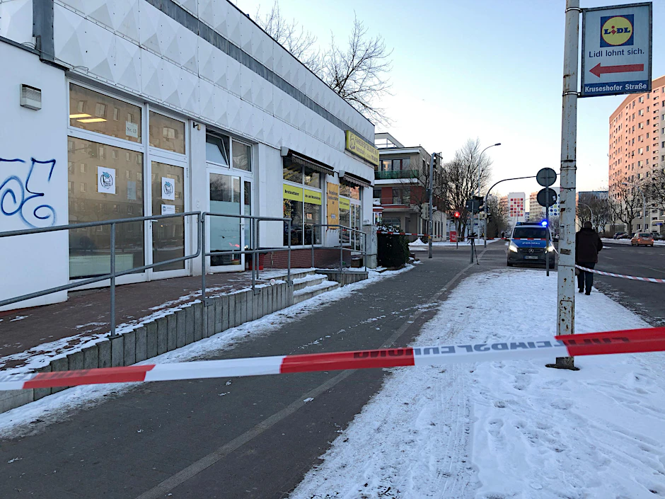 Bei einem Polizeieinsatz in Neubrandenburg ist ein mutmaßlicher Einbrecher angeschossen worden und an den Verletzungen später gestorben.