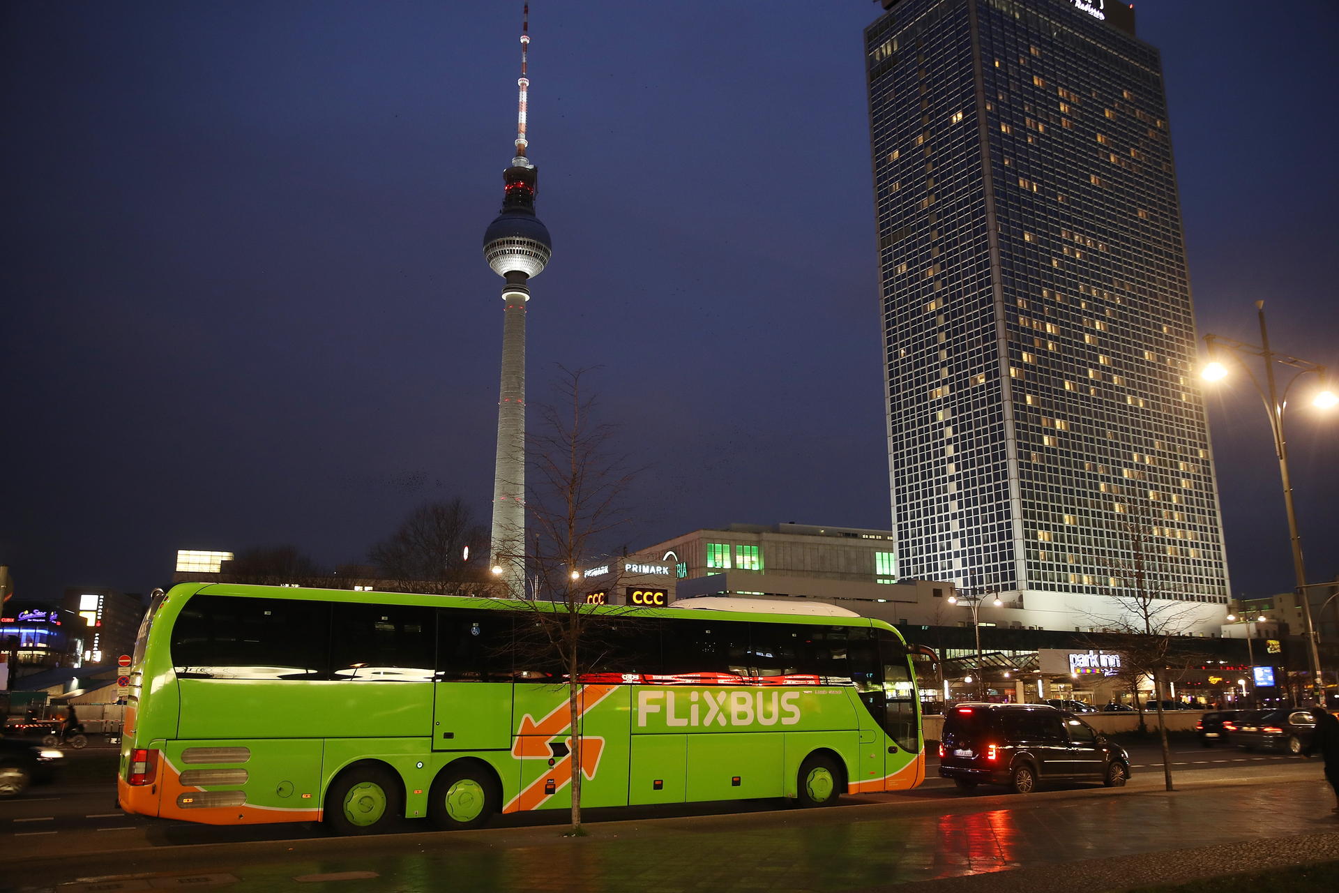 36 Passagiere an Bord Flixbus auf A2 bei voller Fahrt in Brand