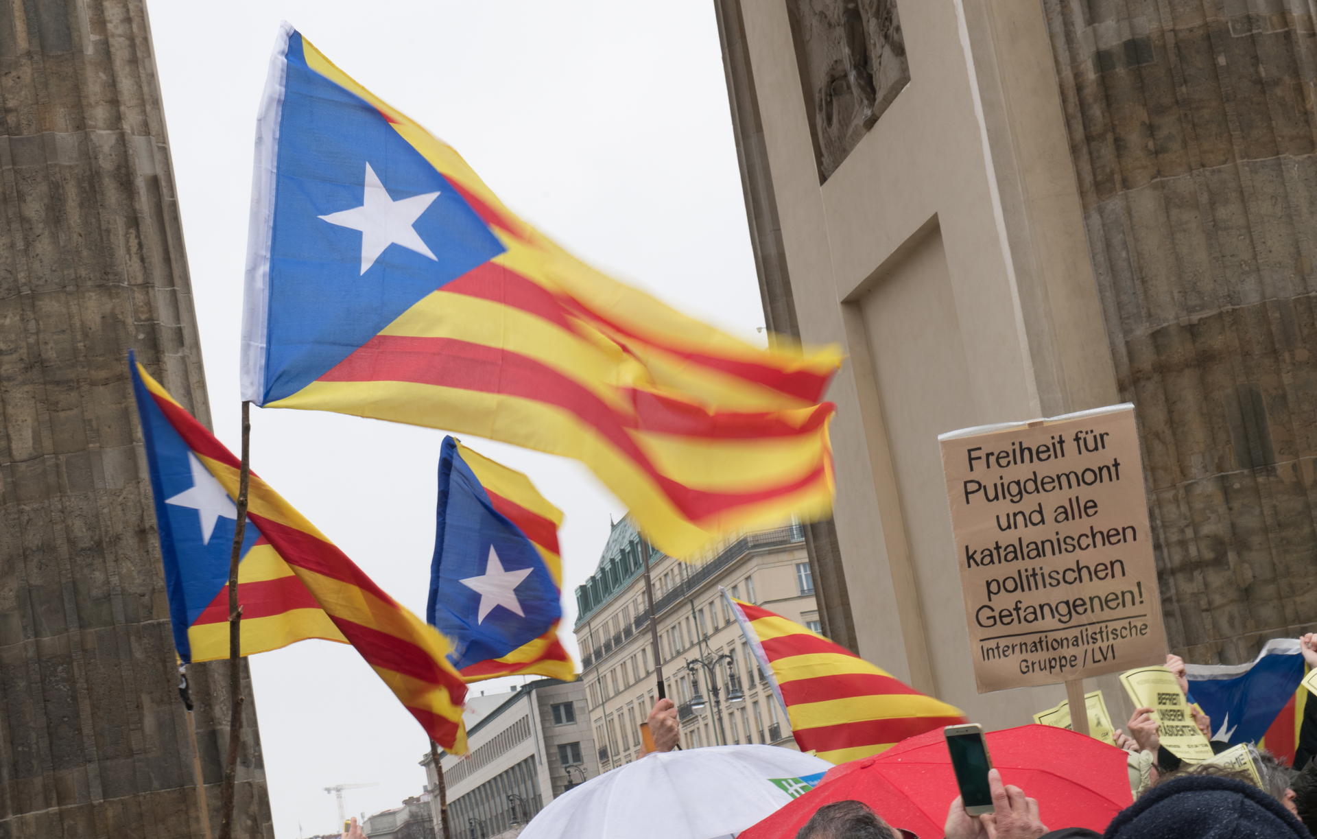 Image - Brandenburger Tor: Hunderte demonstrieren in Berlin für Freilassung von Puigdemont