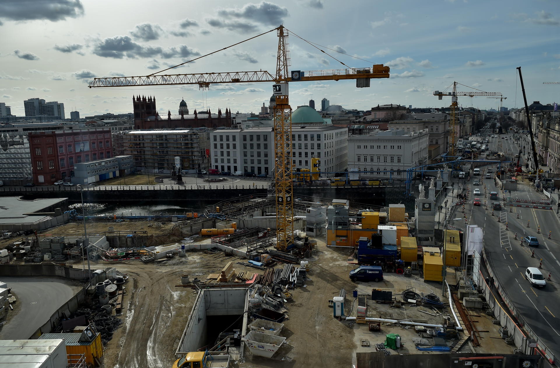 Baustellen: In schöner Regelmäßigkeit werden wichtige Verkehrsrouten erneuert oder sonstwie bearbeitet. Staus und nervige Umleitungen sind meist die Folge. Am Berliner Schloss wird schon so lange gebaut, dass sich wenige Autofahrer erinnern können, wie die Straße Unter den Linden ohne Baustellen aussieht.  