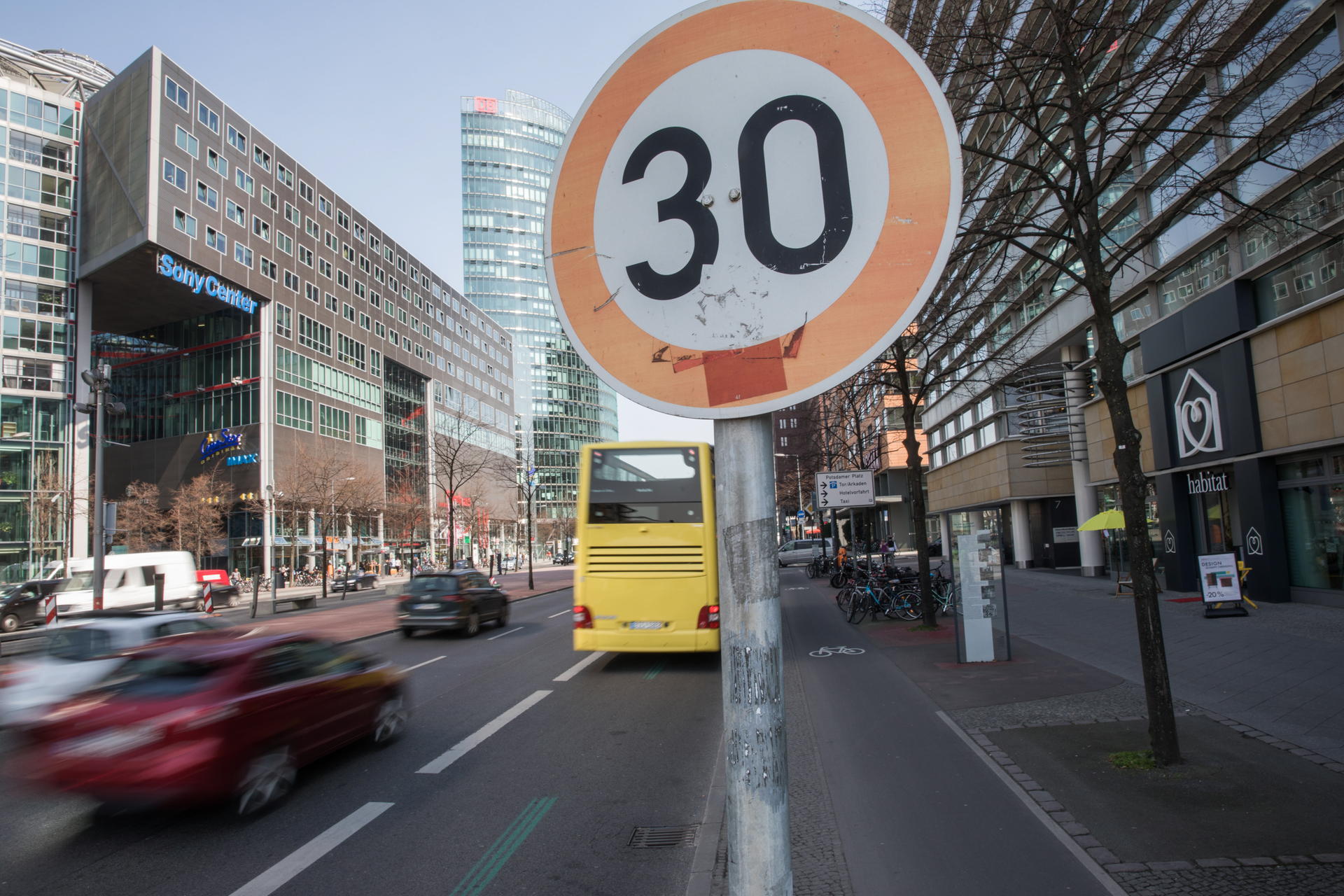 Tempo 30: Auf der Leipziger Straße geht es abschnittsweise nur noch mit maximal 30 km/h voran - ein Pilotprojekt für bessere Luft in der Stadt. Ohnehin staut sich hier oft der Verkehr.