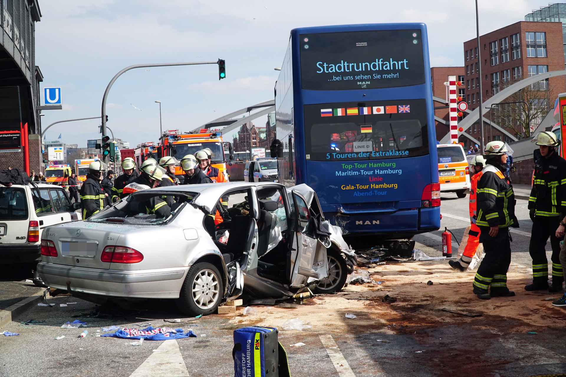 Image - Horror-Crash am Hamburger Hafen: Auto kracht in Stadtrundfahrt-Bus – elf Verletzte!