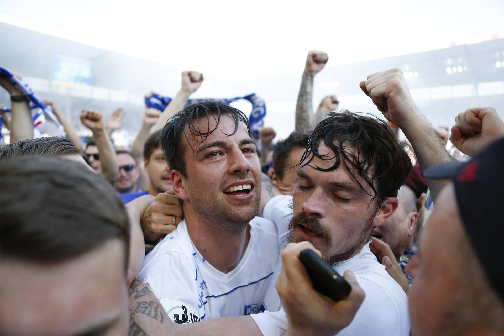 Image - Platzsturm und Bierdusche: 1. FC Magdeburg feiert mit Fans irren Aufstiegs-Knaller