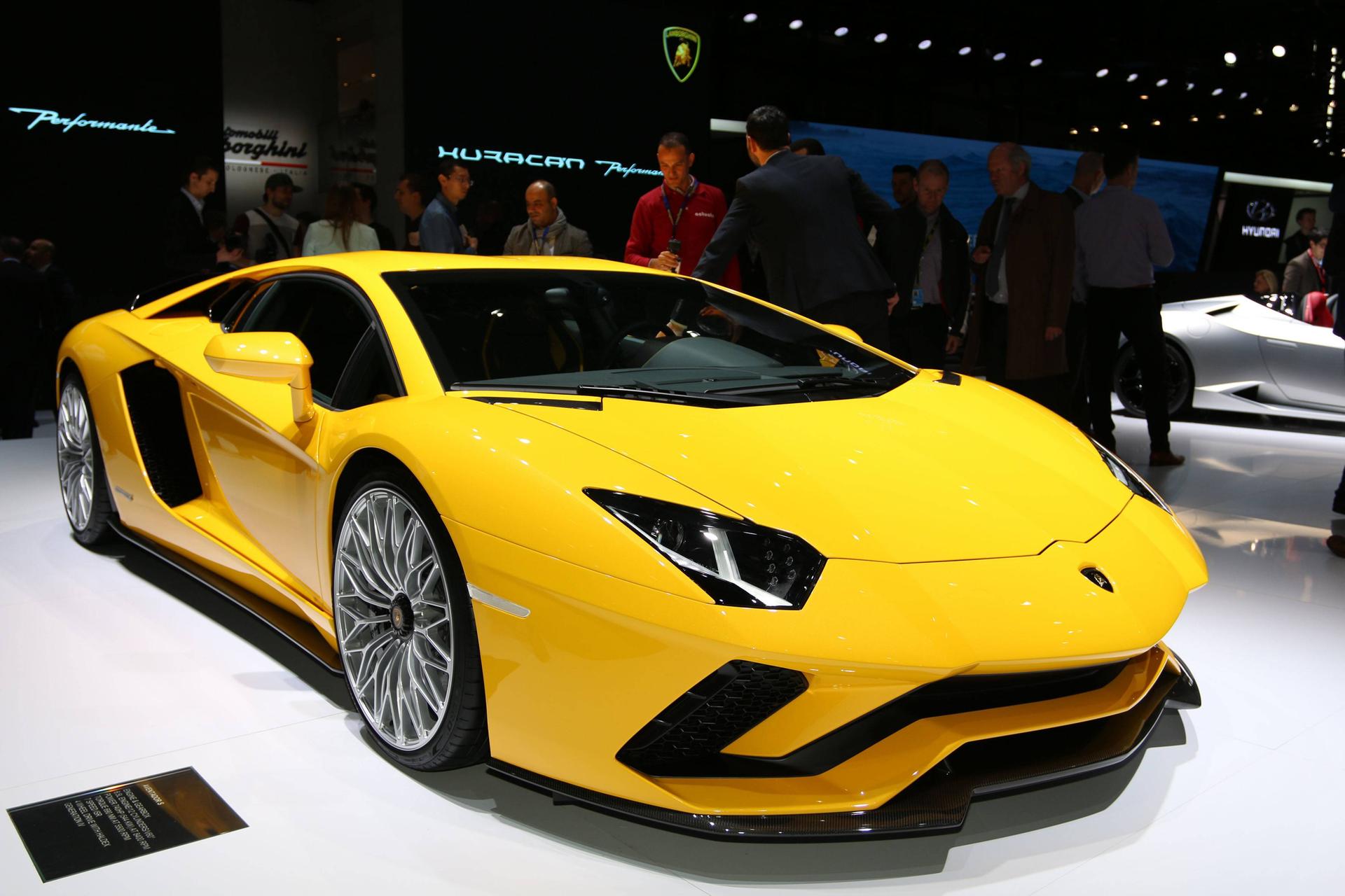 Image - Goldener Lamborghini: Dieser Protz-Schlitten düst in Berlin rum