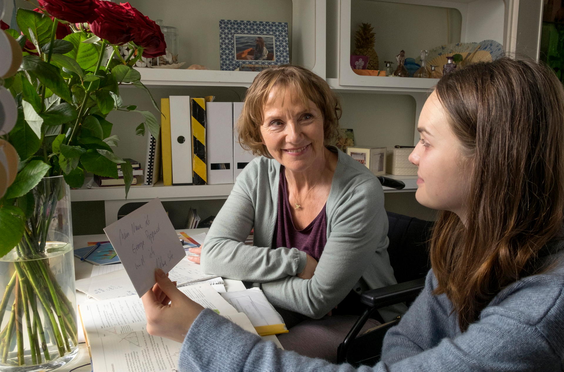 Gisela (Ruth Reinecke, l.) zeigt ihrer Enkelin Bille (Gioia Marischka) stolz die bezaubernden Liebesbriefe.