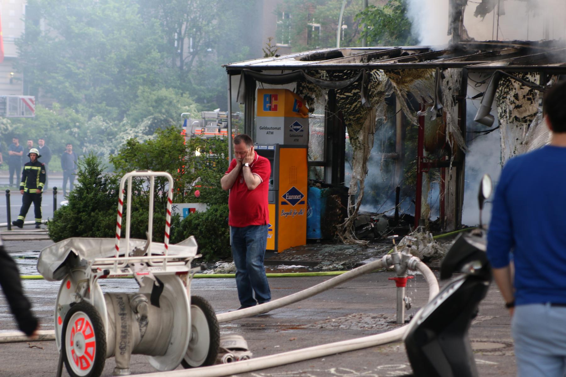 Den Tränen nahe: Der Besitzer schlägt die Hände vor dem Kopf zusammen (13.05.2018).