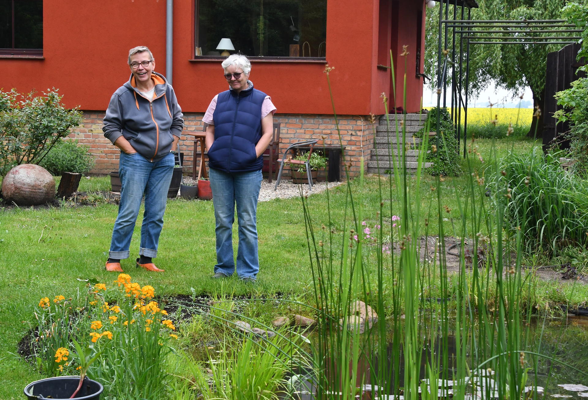 Gabriela von Oettingen (l) und Susanne Stapff beteiligen sich mit ihrem Garten in Letschin an der Initaitive "Offene Gärten".