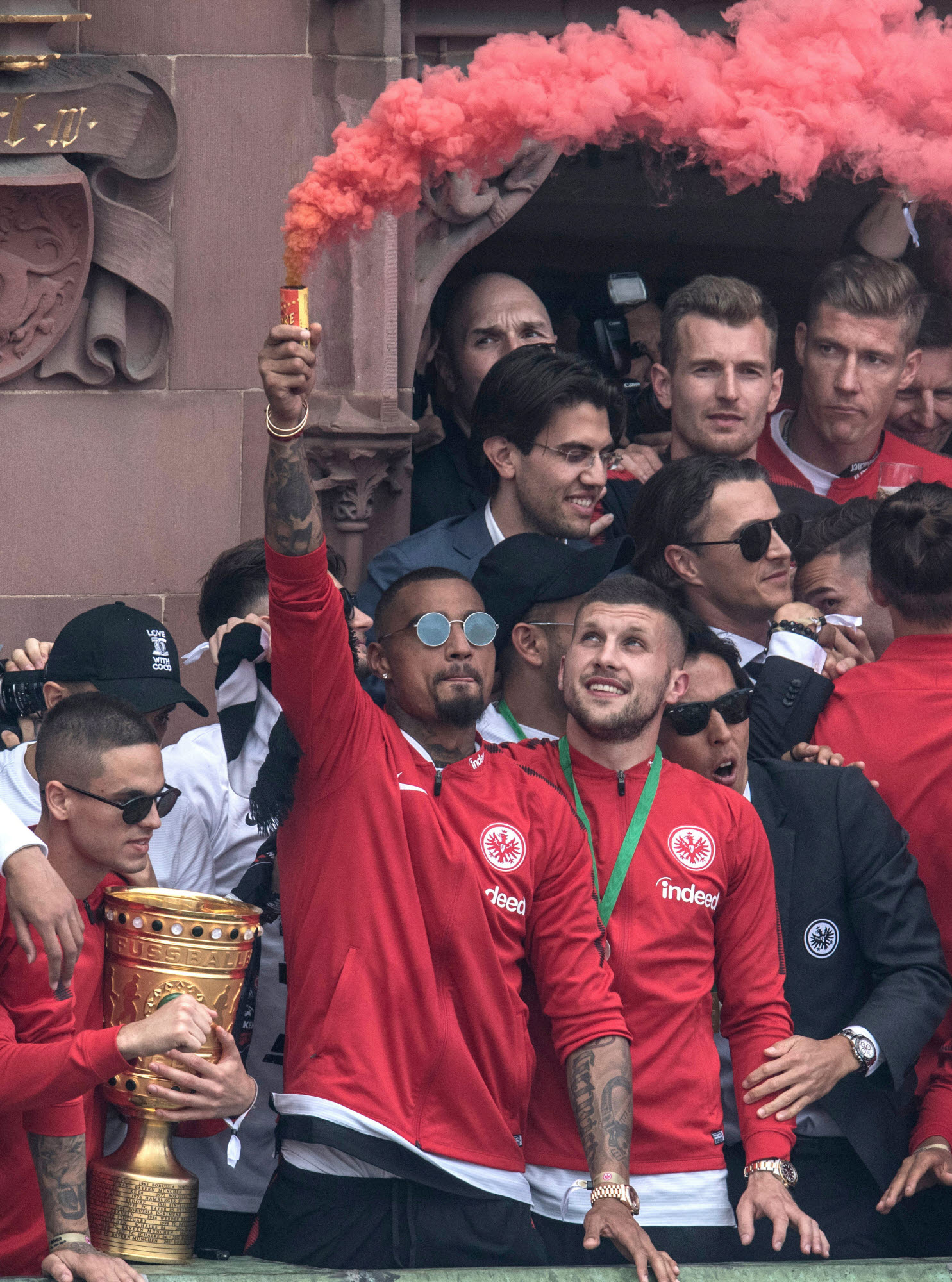 Kevin-Prince Boateng mit Sonnenbrille und Pyro-Fackel.