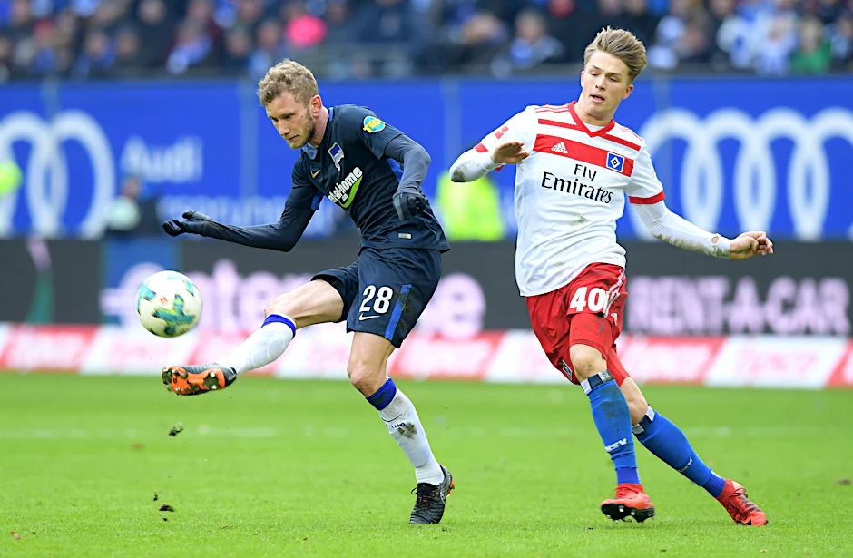 Fabian Lustenberger im Zweikampf mit Hamburgs Jann-Fiete Arp.