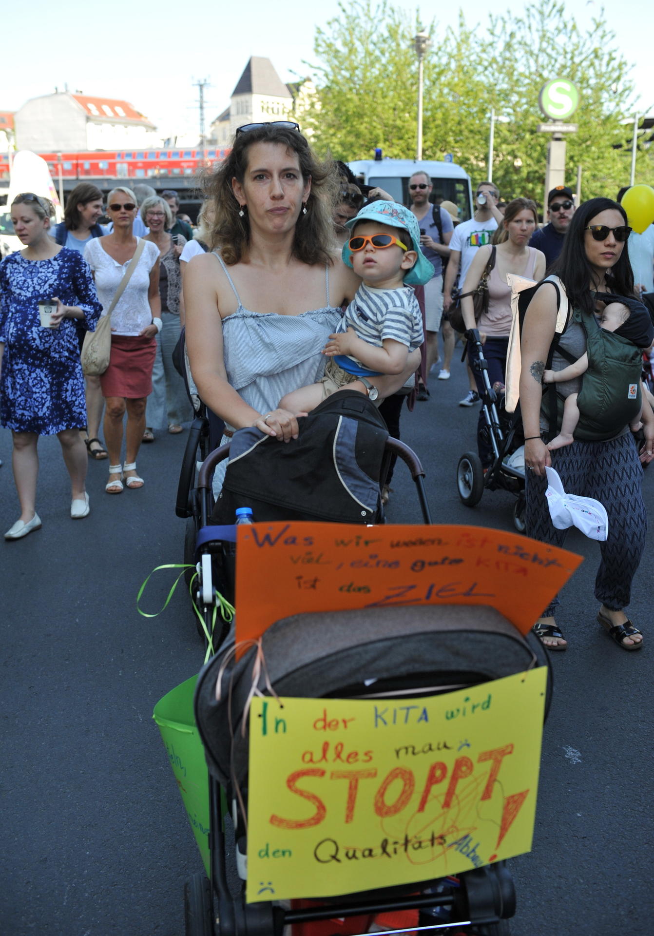 Daniela Kaya (34) mit Levi (2) aus Tempelhof: „Ich habe mein Kind mit sechs Wochen angemeldet. Als Levi ein Jahr alt war, habe ich mit Glück einen Kita-Platz bekommen. Auf den Platz gab es 400 Anmeldungen. Levi fühlt sich seit zwei Monaten unwohl. Die ausgebildeten Erzieher sind weg.“