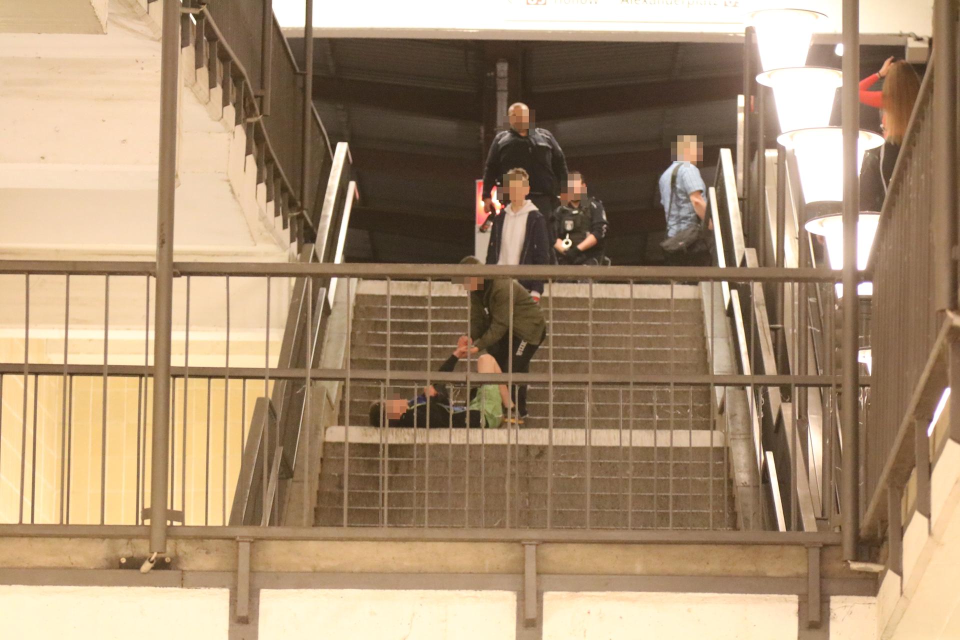BerlinBiesdorf Massenschlägerei am UBahnhof U5 Elsterwerdaer Platz