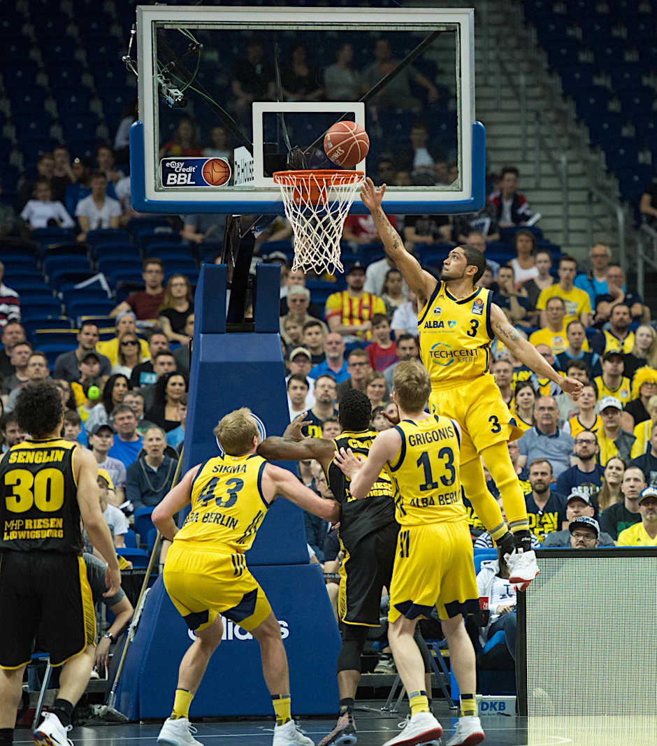 Albas Peyton Siva sichert sich den Rebound. 