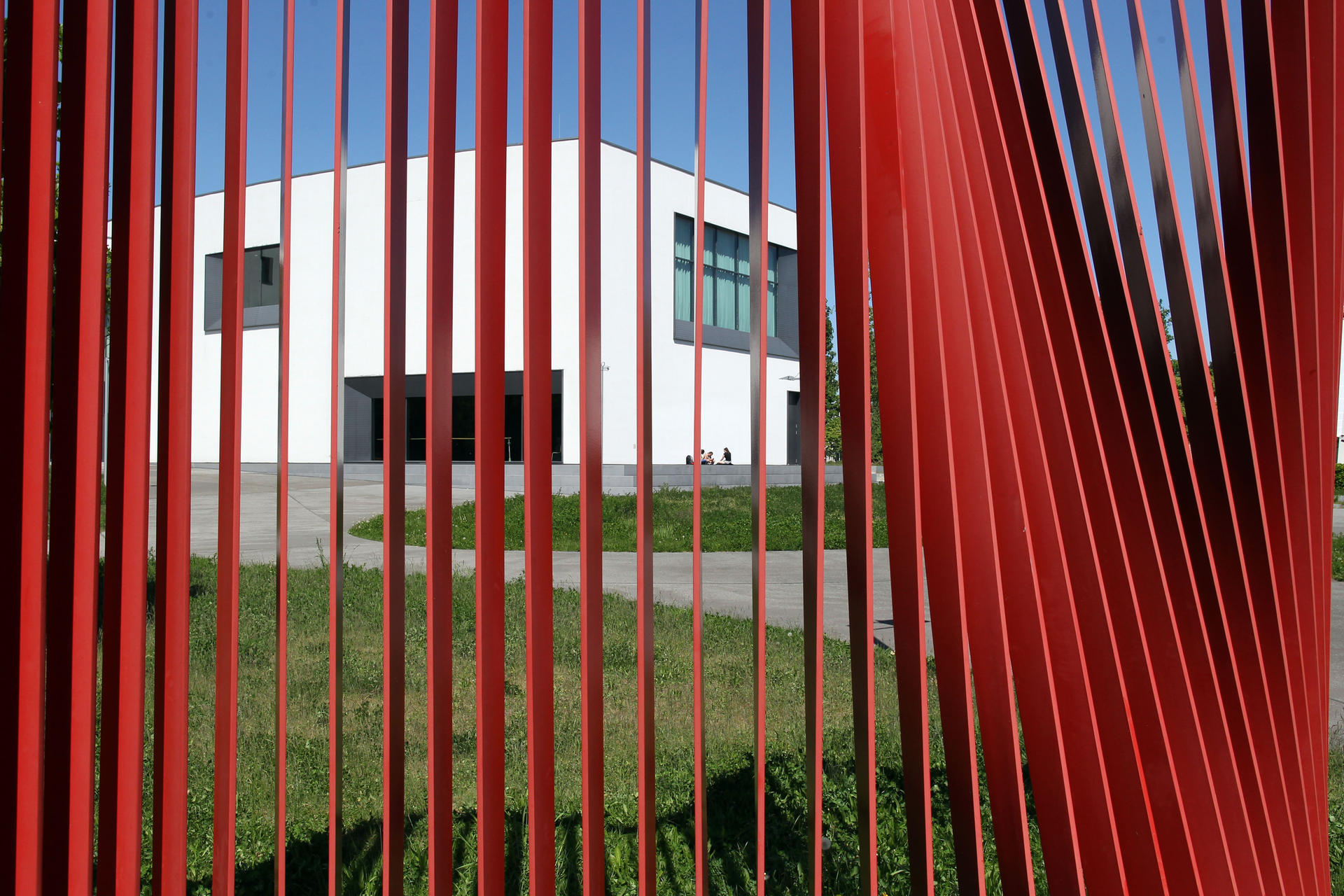 Die Skulptur „öffnen gleiten fließen lüften bauschen schließen“ steht vor der Staatlichen Ballettschule an der Erich-Weinert-Straße in Pankow. Das Werk von Veronike Hinsberg soll unter anderem an einen roten Vorhang erinnern.