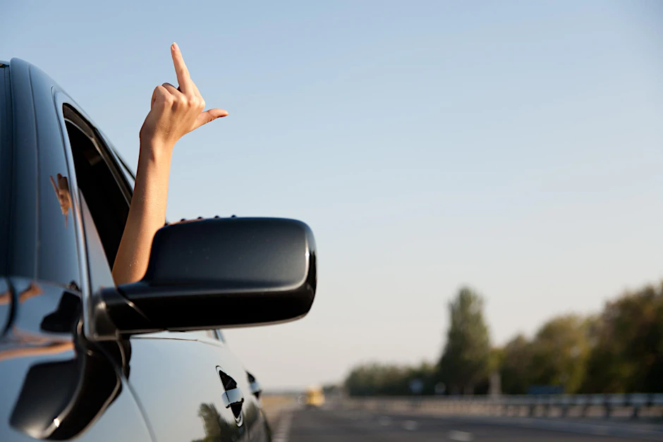 Er gehört noch zu den leichten Grobheiten im Verkehr – der Stinkefinger. Längst kommt es immer öfter zu Gewalt.