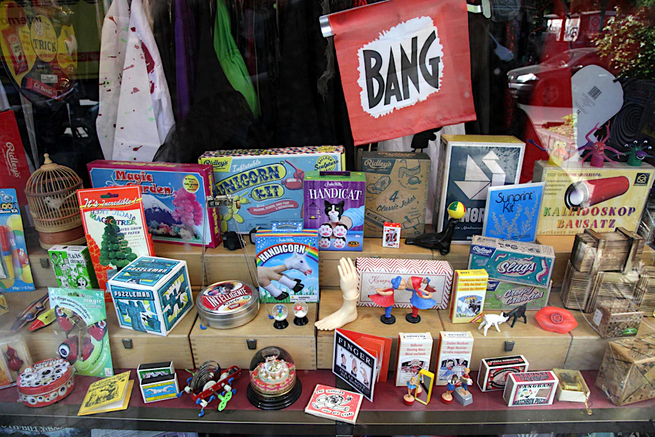 Was ein Süßwarenladen für Kinder ist, ist der Zauberkönig für Magier: Die Auslage im Schaufenster gleicht einer Fundgrube aus Tricks, magischen Utensilien und Scherzartikeln.