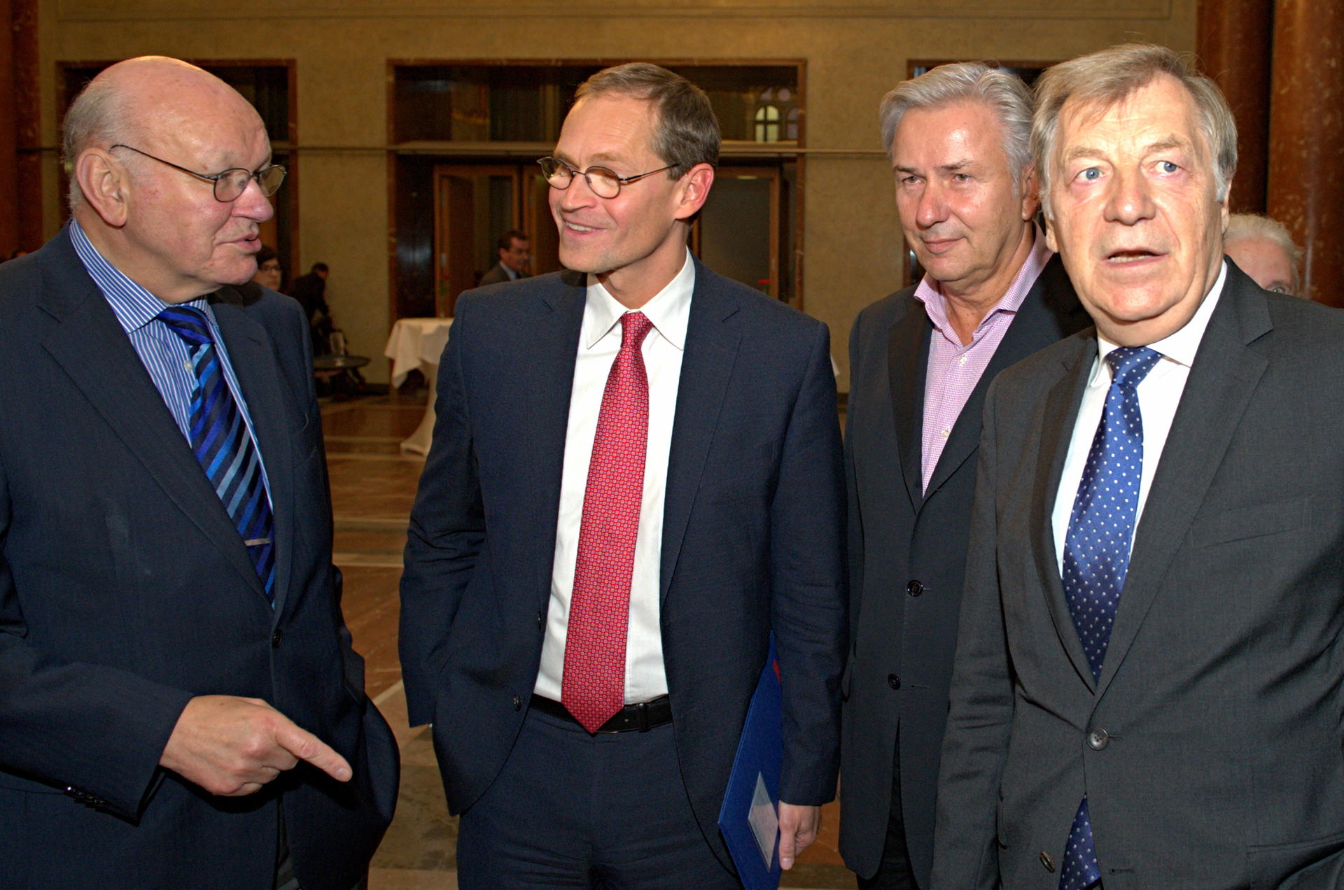 Von links: Walter Momper, Michael Müller, Klaus Wowereit und Eberhard Diepgen – vier Berliner Bürgermeister unter sich. 