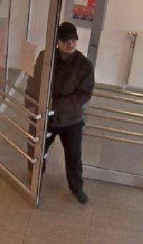 Der mutmaßliche Täter betritt die Bankfiliale.