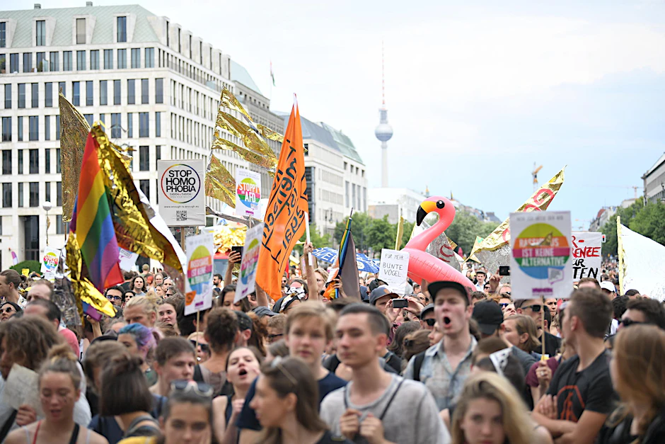 Demonstranten protestieren auf dem Pariser Platz vor dem Brandenburger Tor gegen eine Demonstration der AfD. 