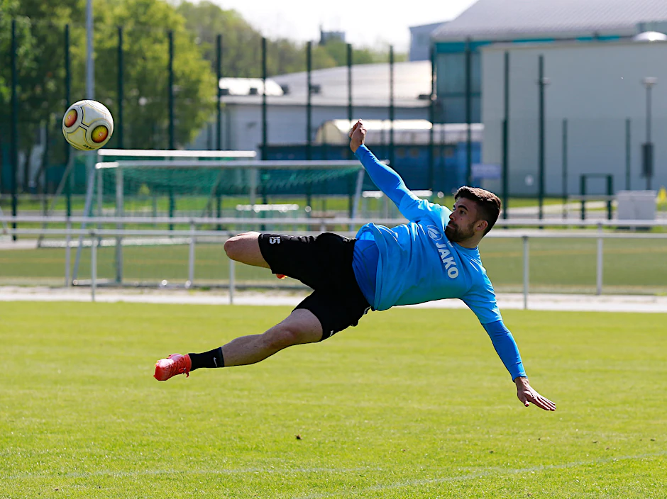 Aktion für die Galerie im BFC-Training: David Al-Azzawe mit artistischem Seitfallzieher.