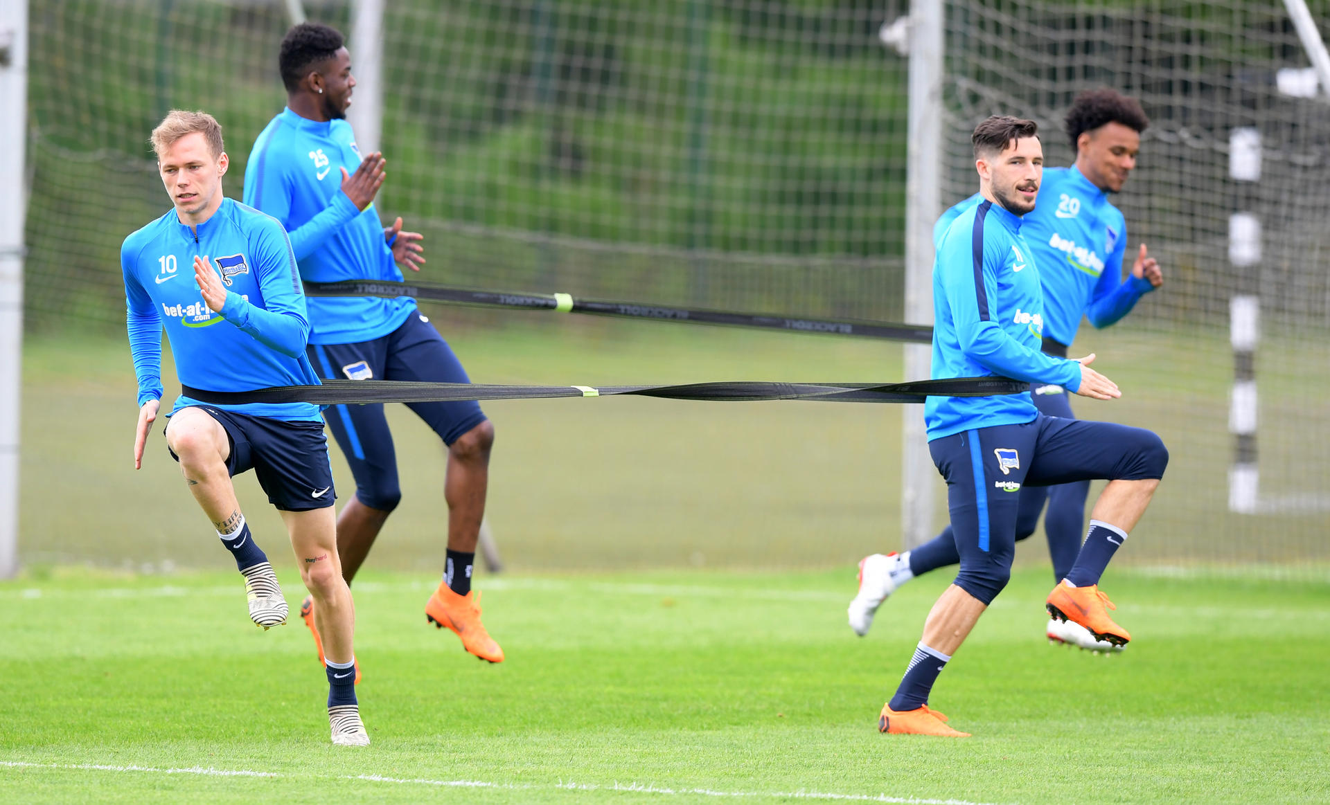 Ondrej Duda (l.) und Mathew Leckie müssen wie alle anderen Hertha-Profis nächste Saison noch härter trainieren.
