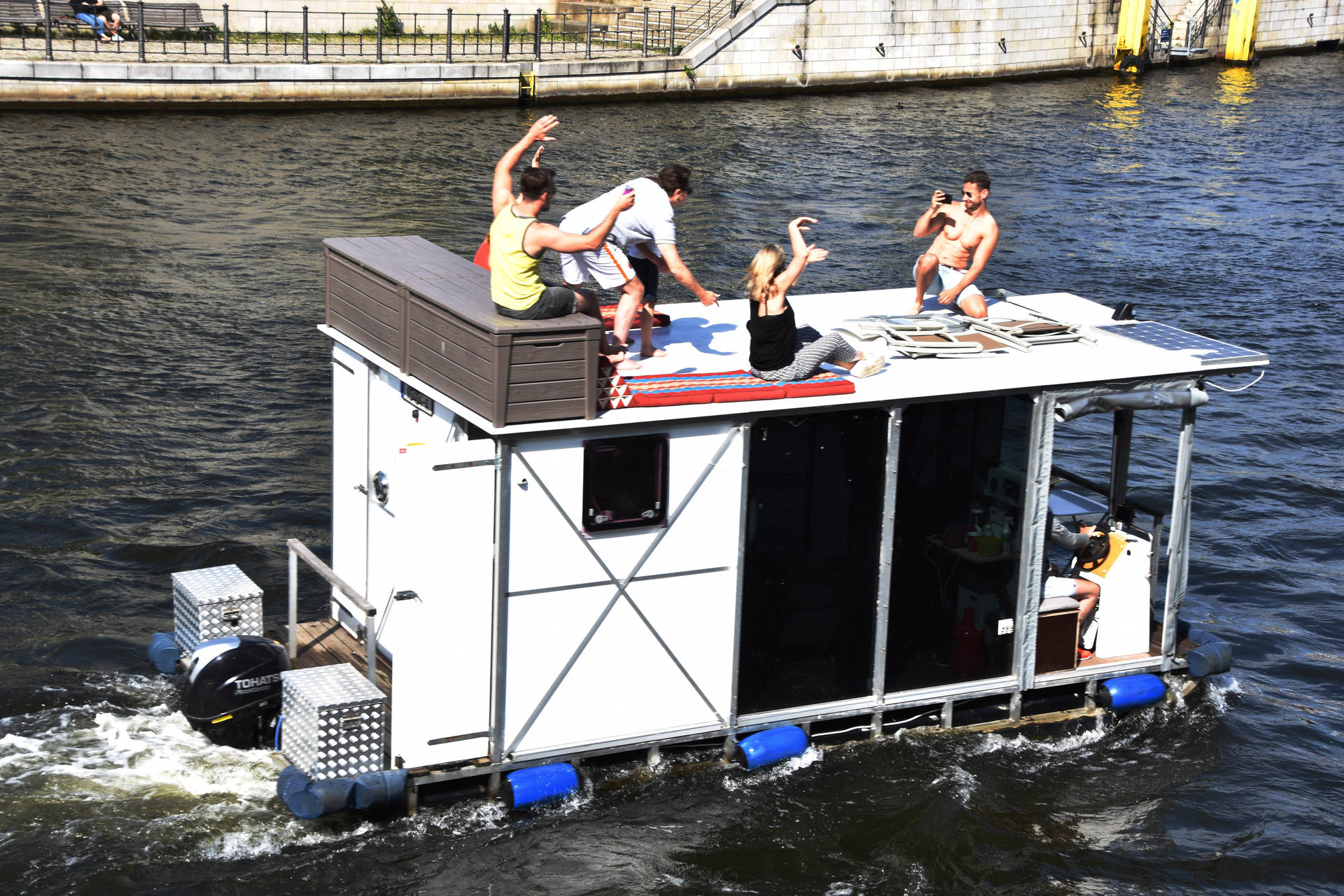 Immer mehr solcher Party-Boote schippern auf der Spree. Den Berlinern nervt der Lärm.