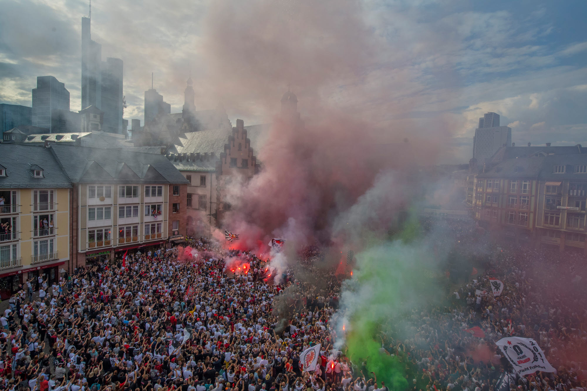 Die Fans der Eintracht sorgten für dichten Nebel bei ihrer wilden Pokalparty.