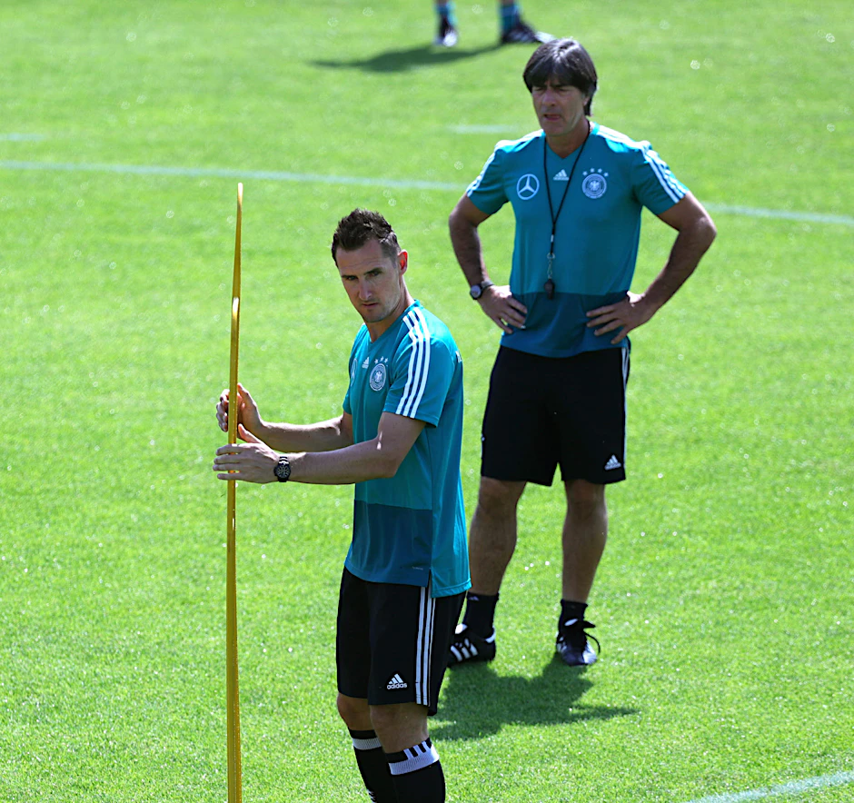 Miro Klose wird von Jogi Löw genau bei der Arbeit beobachtet.