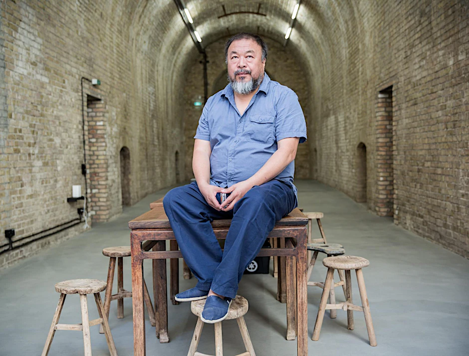 Ai Weiwei sitzt in seinem Atelier im Prenzlauer Berg.