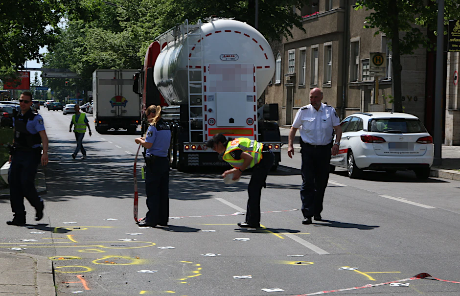 Polizisten bei der Unfall-Aufnahme
