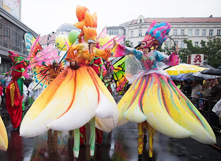 Beim Karneval der Kulturen in Berlin wird es auch in diesem Jahr wieder bunt und vor allem sehr voll. (Archivbild 2017)