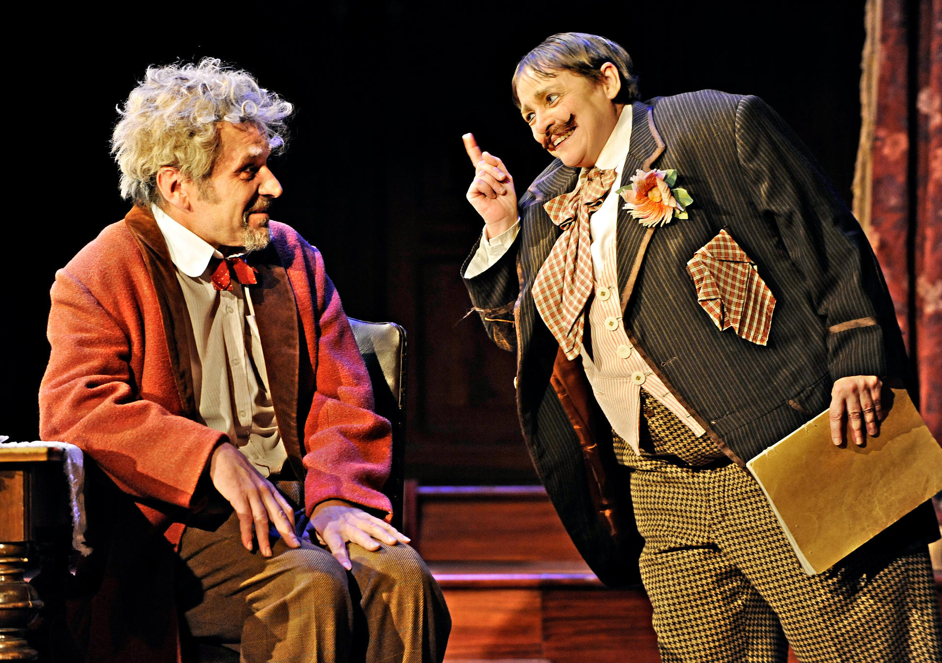 Martin Gollwitz (Markus Völlenklee) und Theaterdirektor Striese (Katharina Thalbach, rechts).