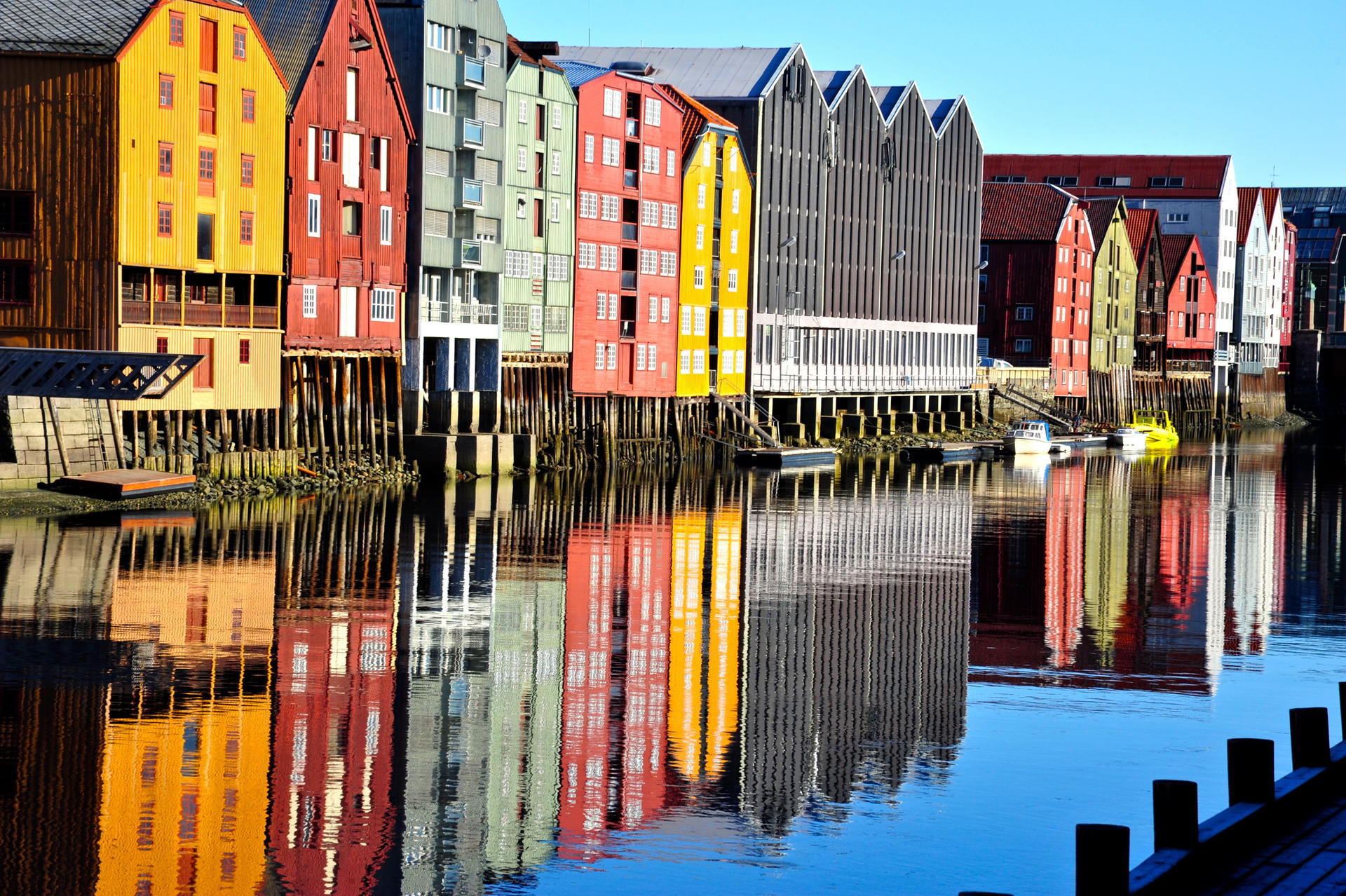 Trondheim entzückt Gäste mit seinen bunten Lagerhäusern am Fluss Nidelva.