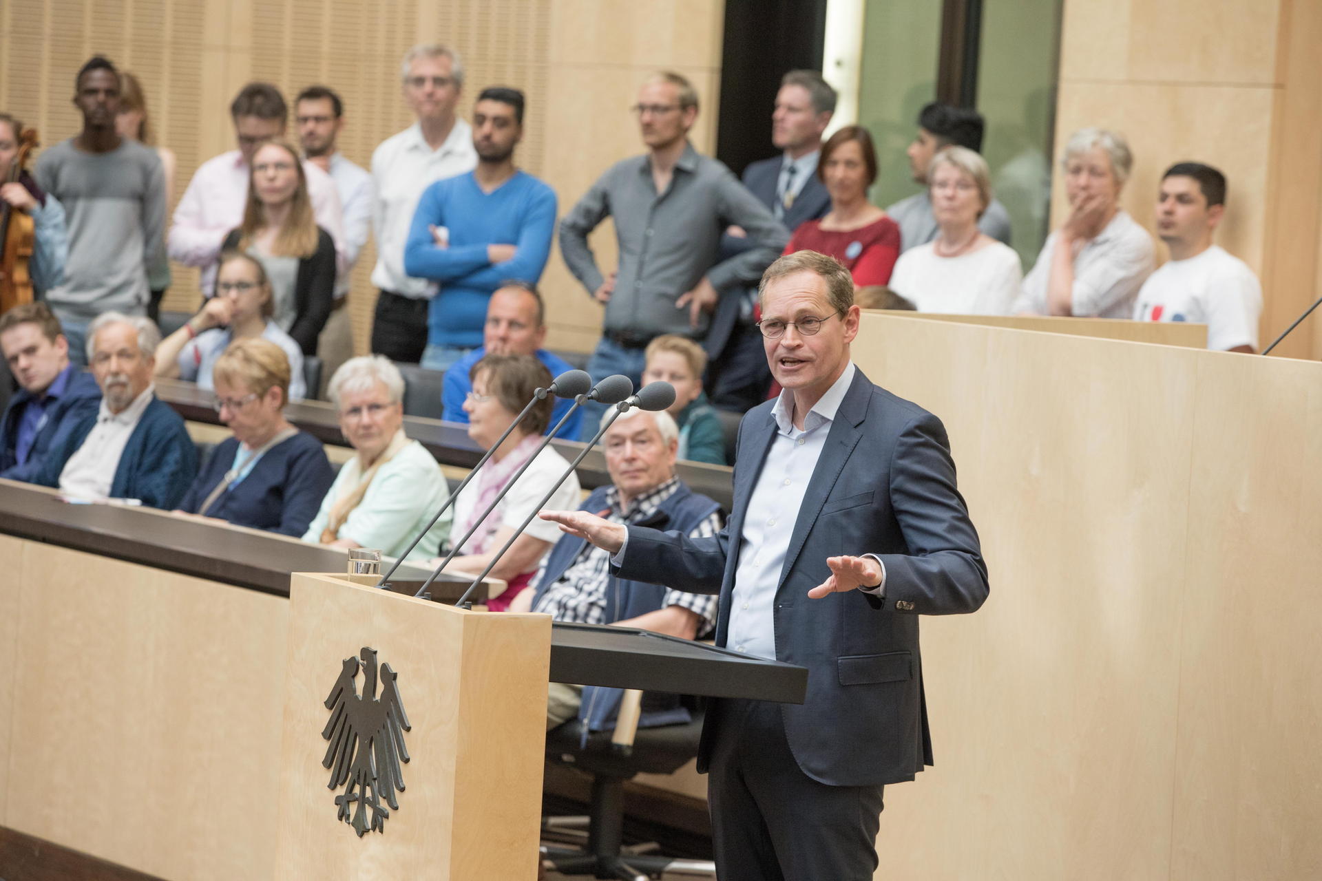 Michael Müller (SPD) ist beim Tag der offenen Tür in Abgeordnetenhaus und Bundesrat doppelt gefragt: als Regierender und als Bundesratspräsident. 
