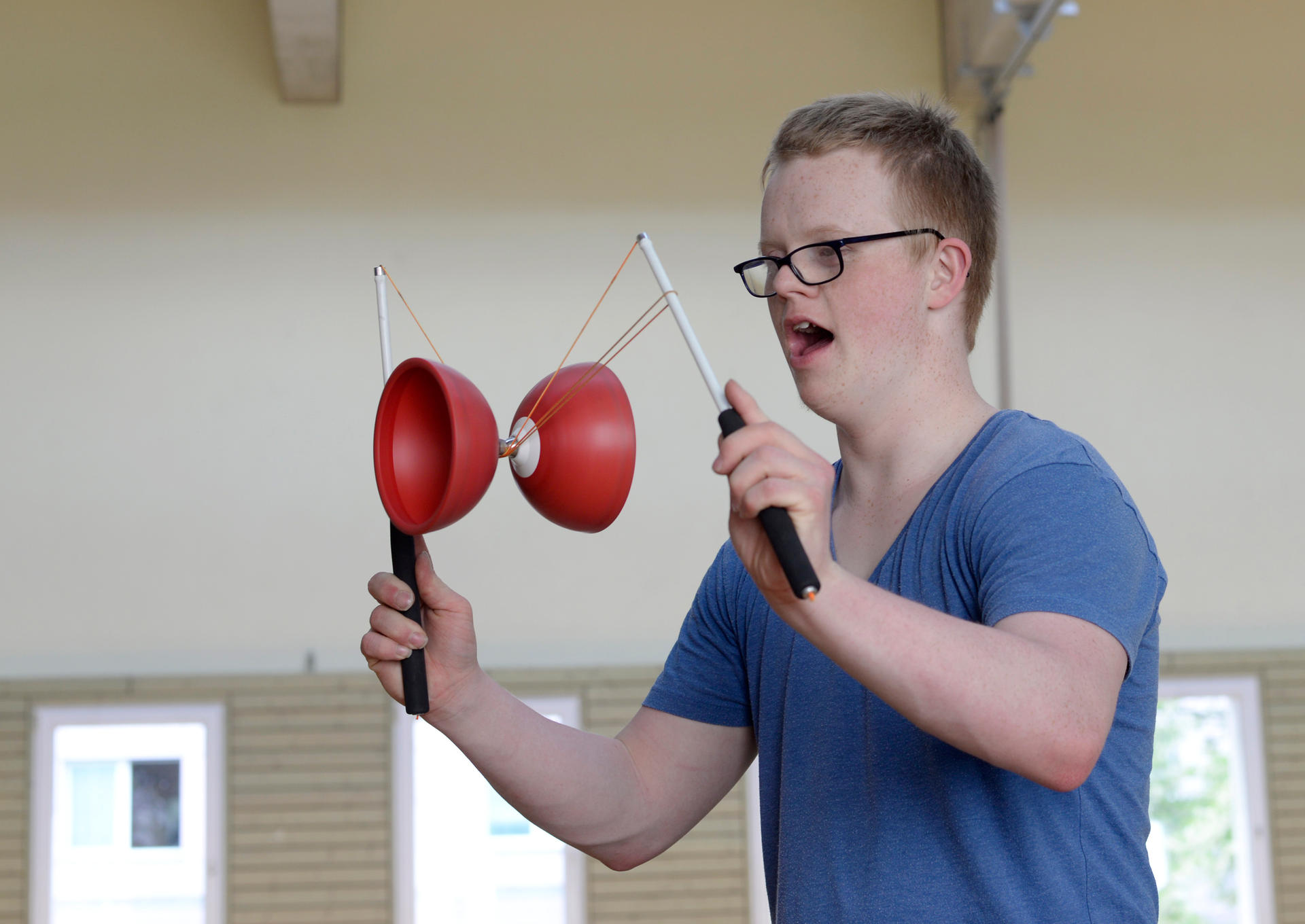 Oskar Schenck übt seine Diabolo-Nummer.