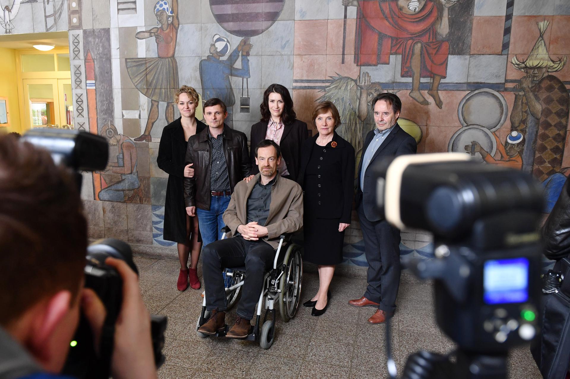Von links nach rechts: Die Schauspieler Lisa Wagner, Florian Lukas, Jörg Hartmann, Claudia Mehnert, Ruth Reinecke und Uwe Kockisch am Set der vierten Staffel der ARD-Fernsehserie "Weissensee"