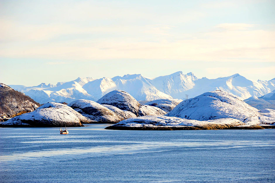 Während seiner zwölftätigen Reise läuft das Schiff 34 Häfen an, passiert mehr als 100 Fjorde und 1000 Berge. Diese Aufnahme entstand in der Nähe des nördlichen Polarkreises.