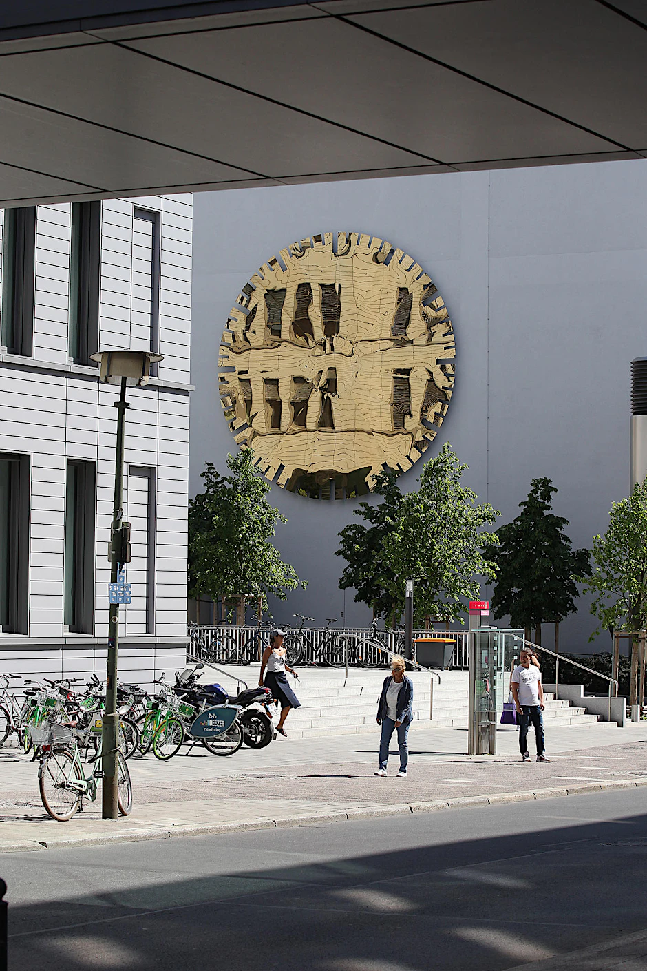 Die Riesen-Uhr gegenüber dem Bettenhaus der Charité (Campus Mitte) wurde von der Künstlerin Renate Wolff mit dem Titel „Die Goldene Stunde“ bedacht. Sie soll den „goldenen Moment der Heilung“ darstellen.