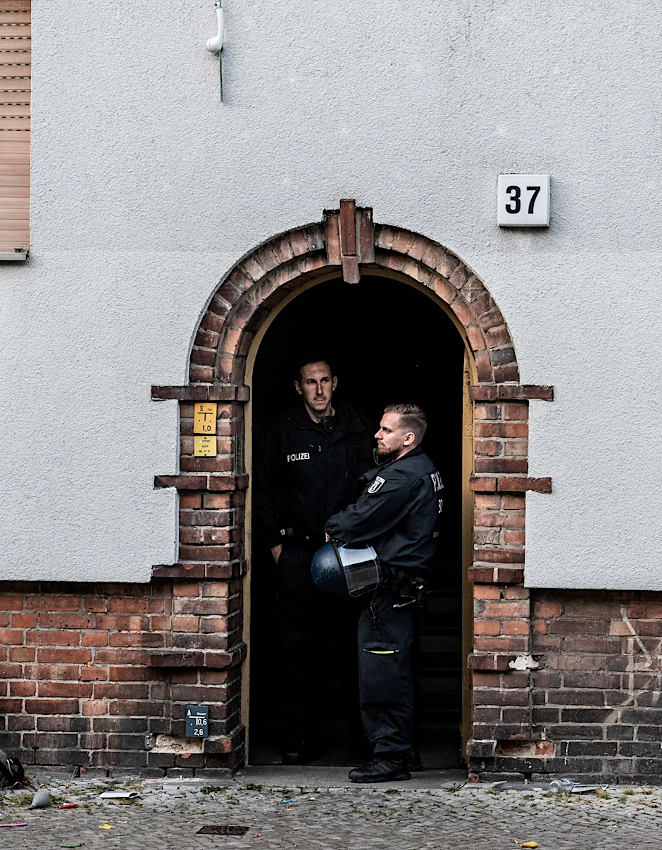 Die Berliner Polizei räumt zwei Häuser, die zuvor besetzt worden waren.