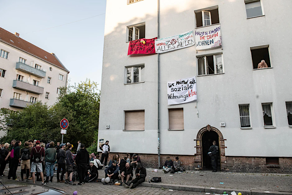 Polit-Aktivisten haben ein Haus an der Bornsdorfer Straße in Neukölln besetzt. Es gehört der landeseigenen Stadt und Land.