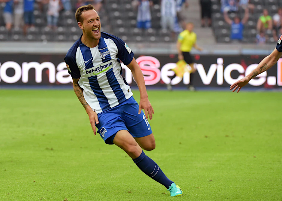 Julian Schieber darf sich noch mal bei Hertha freuen. Der Stürmer bekommt zum Abschied noch Einsatzminuten beim letzten Saisonspielgegen Leipzig.