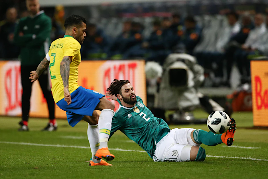 Auf Brasilien kann Marvin Plattenhardt mit der DFB-Elf erst im WM-Finale treffen - vorausgesetzt beide werden Gruppensieger. Dani Alves verpasst die WM verletzt.