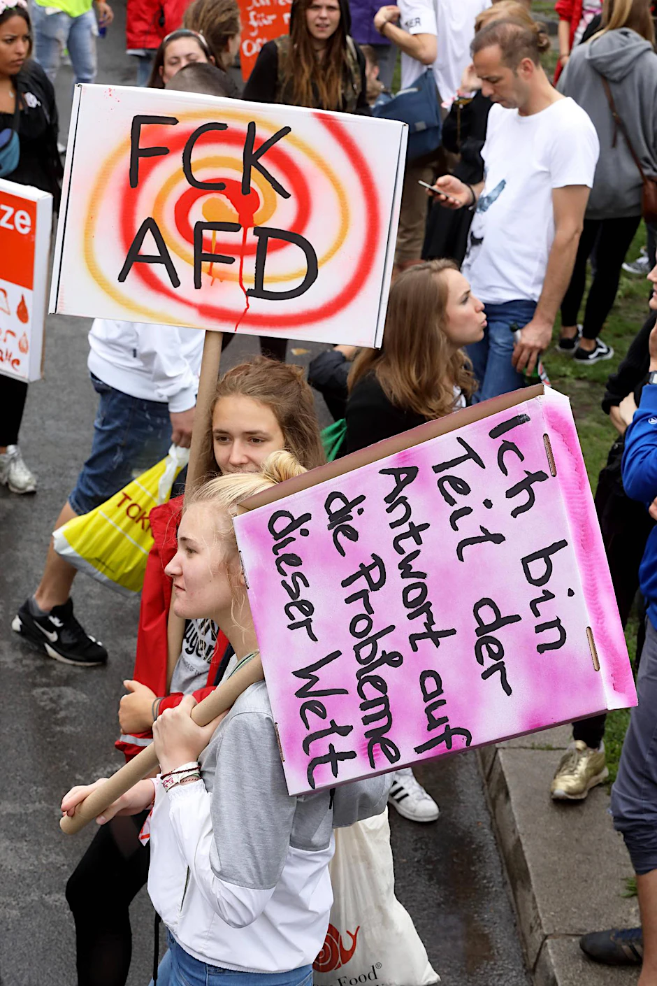 Wie hier beim "Zug der Liebe" sollen am Sonntag die Menschen zu Musik und gegen die Demonstration der AfD durch Berlin ziehen.